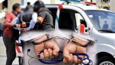 سيارة أمن تقل طبيبًا موقوفًا في قضية إجهاض العرائش