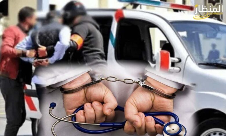 سيارة أمن تقل طبيبًا موقوفًا في قضية إجهاض العرائش