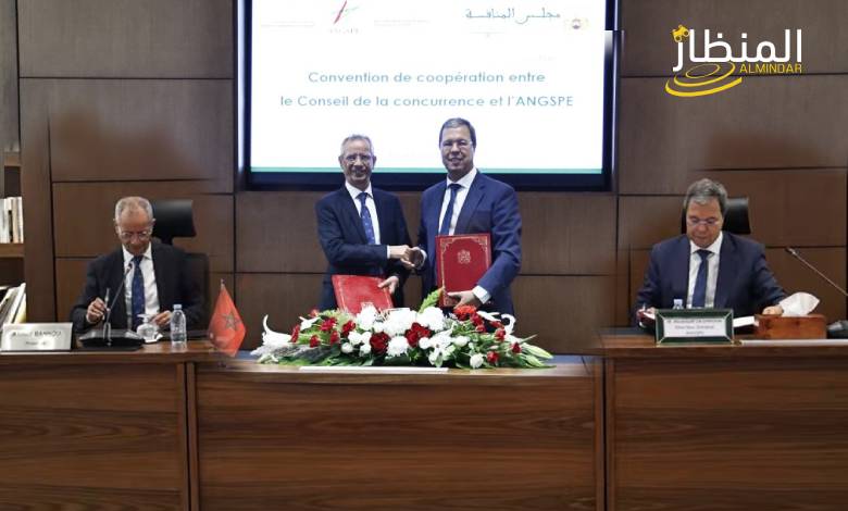 توقيع اتفاقية شراكة بين رئيس مجلس المنافسة ومدير عام الوكالة الوطنية للتدبير الاستراتيجي بالرباط.