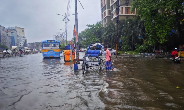 انهيار أرضي يحطم حافلة ويخلف قتلى في فيتنام