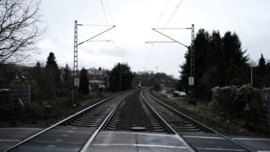 حادث اصطدام شاحنة بقطار لنقل البضائع يعيق حركة القطارات بين طنجة والقنيطرة وفاس