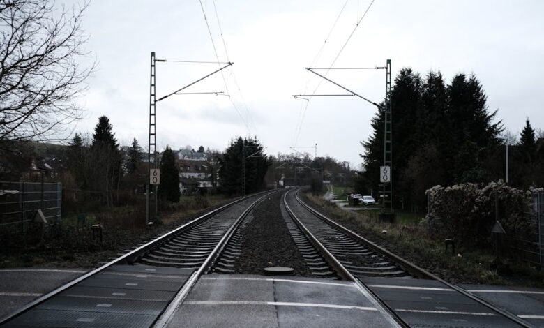 حادث اصطدام شاحنة بقطار لنقل البضائع يعيق حركة القطارات بين طنجة والقنيطرة وفاس