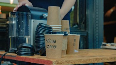 دراسة تحذر من خطر شرب القهوة في أكواب البلاستيك