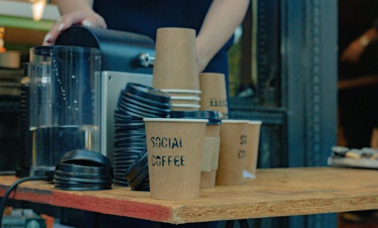 دراسة تحذر من خطر شرب القهوة في أكواب البلاستيك