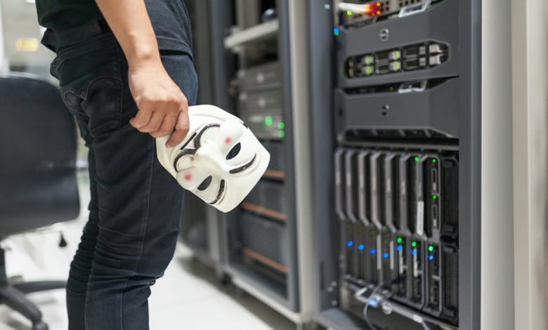 موقع تداول مزيف يزرع برمجية تسيطر على المتصفح وتسرق البيانات